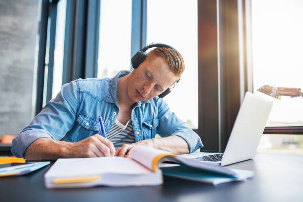El estudiante estudia en el escritorio